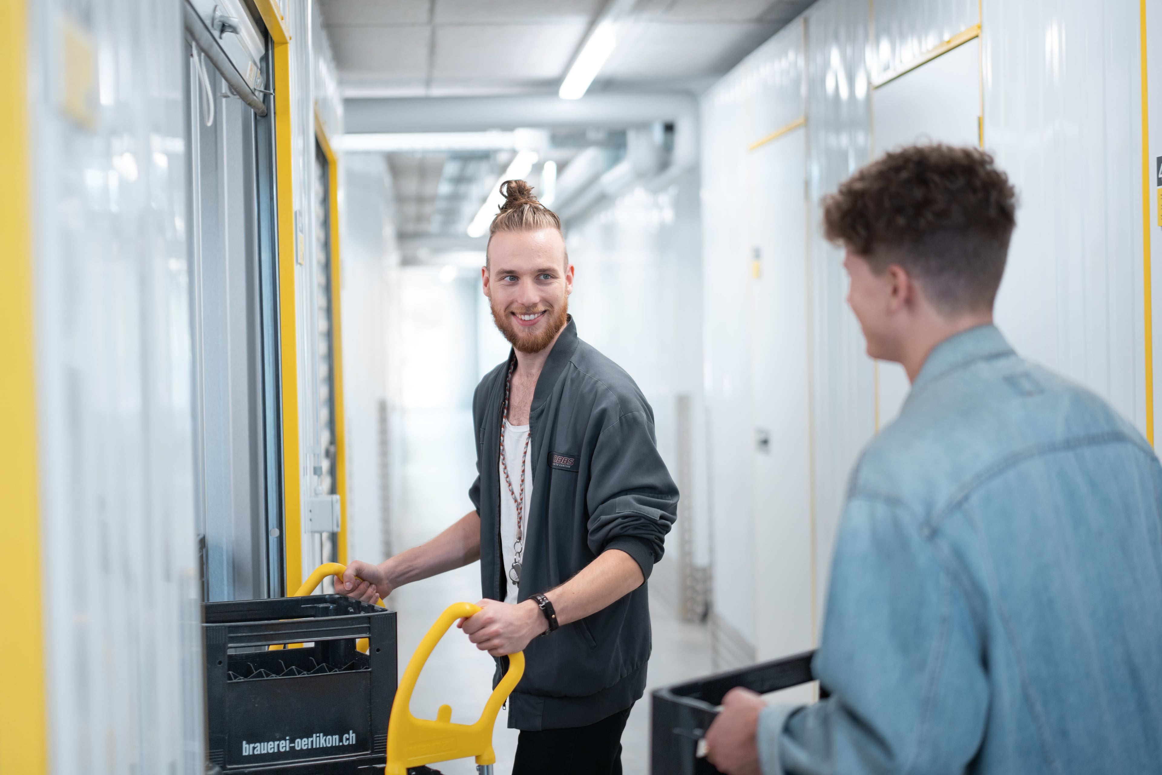Zwei Männer bringen Kanister und Harrassen in ihr Warenlager bei Zebrabox.