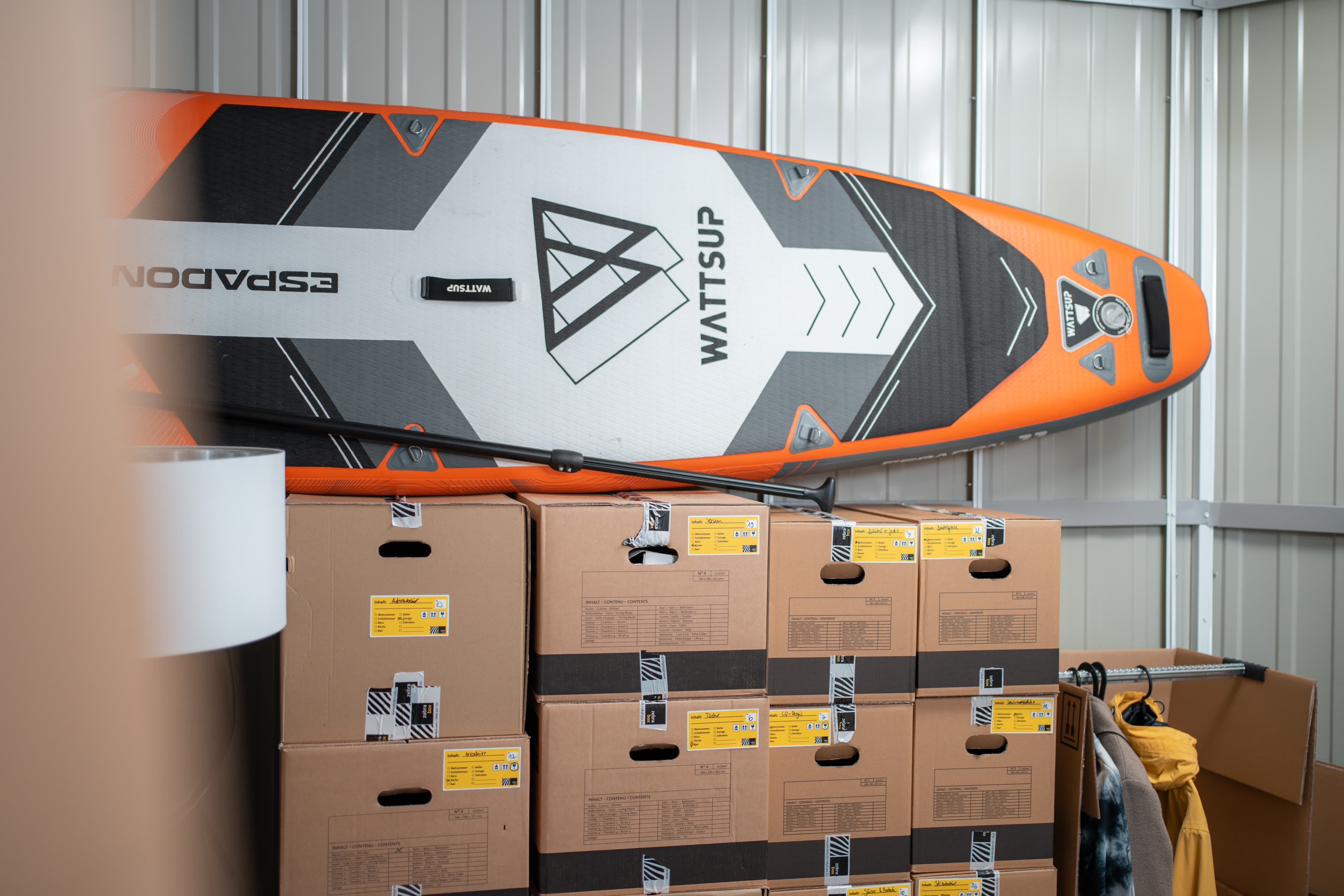 Ein Lagerraum bei Zebrabox gefüllt mit Hausrat, Sportequipment und Umzugskisten.