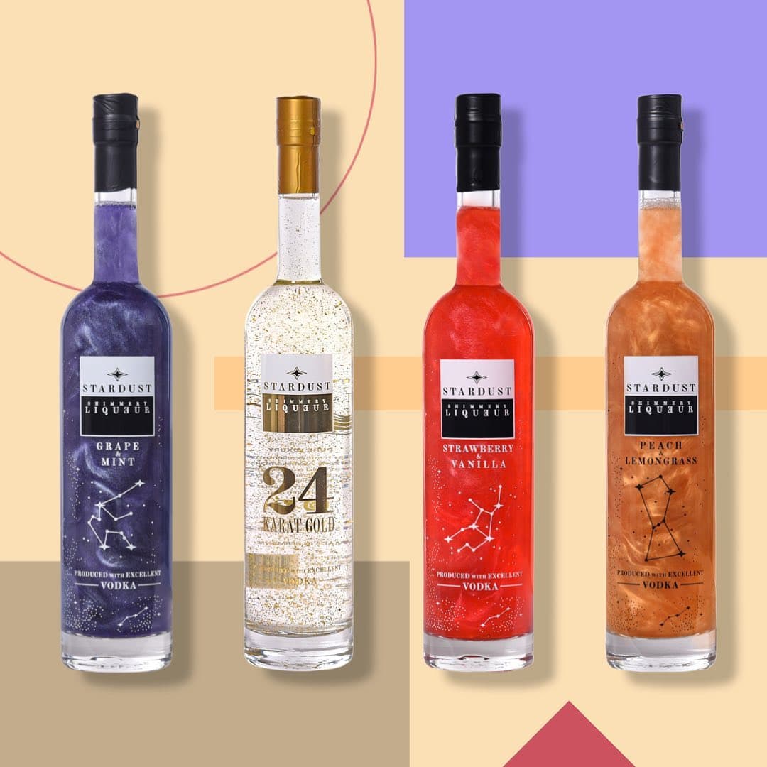 L'assortiment de bouteilles de liqueur Stardust. Grape & Mint, 24 Karat Gold, Strawberry & Vanilla et Peach & Lemongrass.