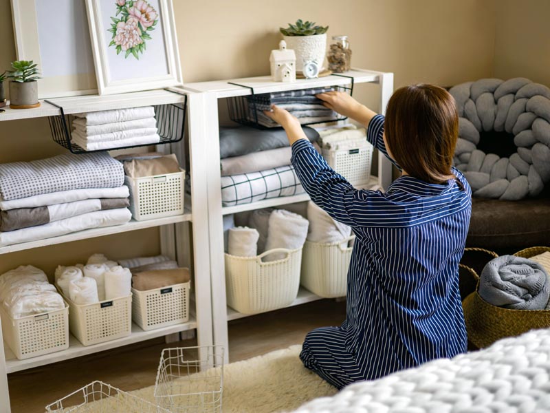 Une femme range sa maison Une femme range sa maison