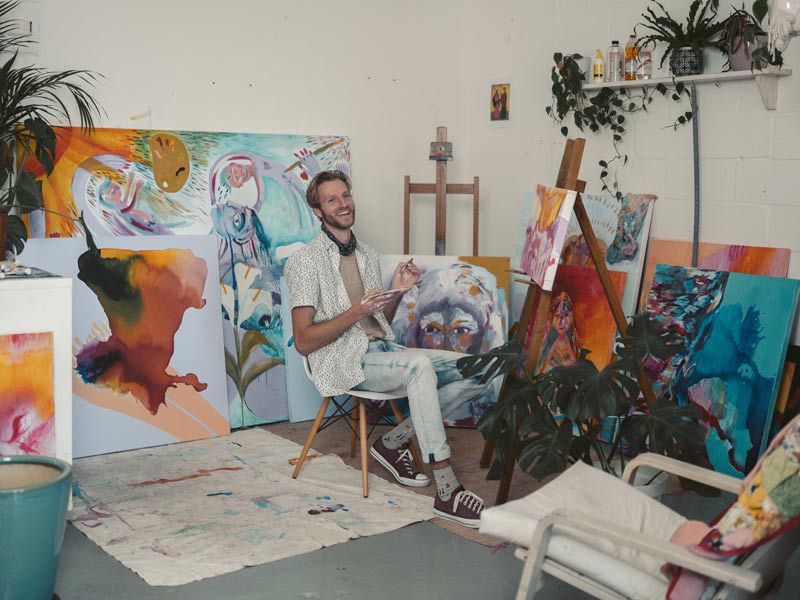 L'artiste rit dans son atelier